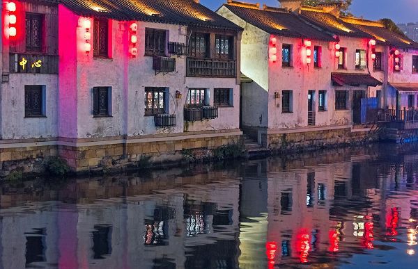 Su, Keren 아티스트의 Night view of traditional houses along the Grand Canal-Wuxi-Jiangsu Province-China작품입니다.